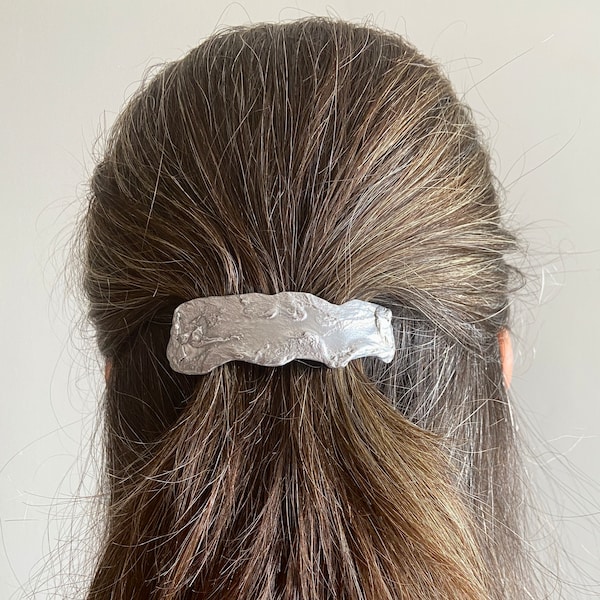 Barrette à cheveux français texturée de 7 cm en aluminium, barrette moyennement incurvée avec une texture en métal liquide pour les cheveux mi-hauts ou fins