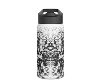 Pode incluir: Uma garrafa de água de aço inoxidável branca com uma tampa preta e um padrão abstrato preto e branco.
