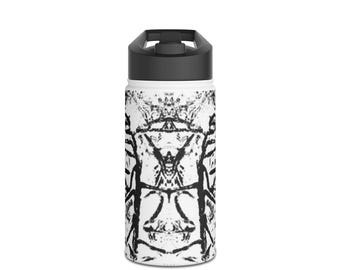 Pode incluir: Uma garrafa de água de aço inoxidável branca com uma tampa preta e um design abstrato preto e branco. O design apresenta um padrão simétrico de linhas e formas.