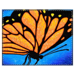 Pode incluir: Um close-up de uma borboleta colorida com asas laranja e pretas sobre um fundo azul. As asas da borboleta são detalhadas com padrões e texturas intrincados.