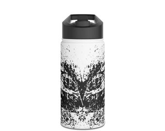 Pode incluir: Uma garrafa de água de aço inoxidável branca com uma tampa preta e um design de pintura salpicada em preto e branco.