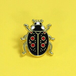 Regenbogen eloxierter Käfer Emaille Pin - Pinbeast Studio
