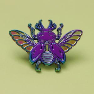 虹色のクワガタムシのエナメルピン：虹色のラペルピン