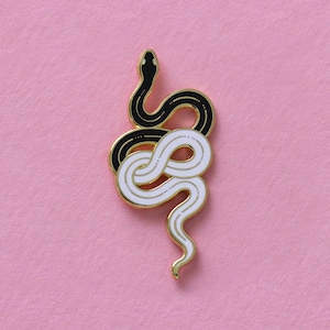Broche de esmalte em formato de cobra banhado a ouro: Broche de lapela em formato de serpente - Pinbeast Studio