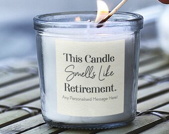 Regalo de jubilación. Esta vela huele a jubilación. Vela perfumada. Regalos para dejar. Velas recicladas. Regalo personalizado para un compañero de trabajo.