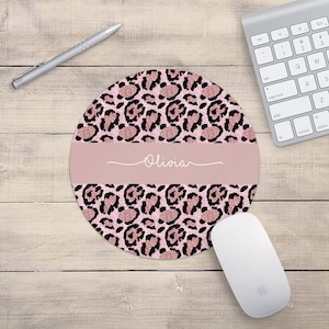 Puede incluir: Alfombrilla de ratón redonda de estampado de leopardo rosa y negro con el nombre Olivia en letra cursiva.