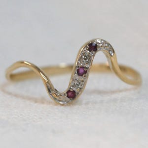 Vintage 9 karat gult guldring med rubiner och diamanter – vågformad design – storlek U