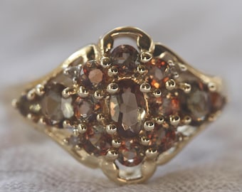 Anillo de oro amarillo de 9 quilates con racimo de andalucita en forma de barco – Talla L