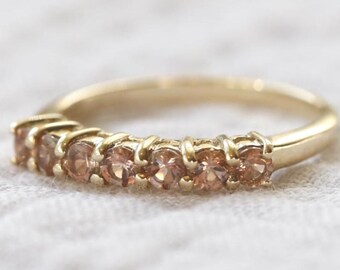 Anillo de oro amarillo de 9 quilates con 7 piedras de andalucita – Talla N