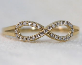 9ct Yellow Gold Cubic Zirconia Ring – Figure of 8 Style – Size S 1/2