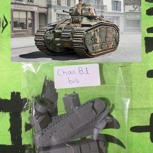 Może przedstawiać: Model czołgu Char B1 bis, pomalowany w barwach kamuflażu, zaparkowany na brukowanej ulicy. Obraz zawiera plastikową torbę z częściami modelu z napisem "Char B1 bis".