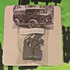 Puede incluir: Una bolsa de plástico que contiene un kit de maquetas de un camión Latil TAR H2 - 1940. El kit incluye varias piezas pequeñas, incluyendo ruedas, un chasis y una cabina. La bolsa también incluye una imagen del camión.