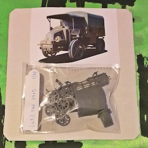 Può includere: Un kit di modellismo in plastica di un camion Latil Tar 1915 in scala 1/72. Il kit è in una busta di plastica trasparente e include il telaio del camion, le ruote e altri pezzi.