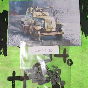 Puede incluir: Una bolsa de plástico que contiene un kit de maquetas de un automóvil blindado soviético BA-10. El kit incluye una variedad de piezas, incluidas ruedas, orugas y una torreta de cañón. La bolsa también incluye un pequeño trozo de papel con el texto "Soviet BA-10."