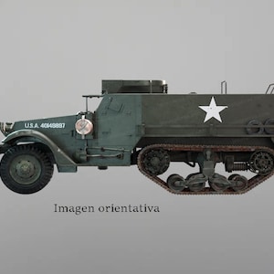 Puede incluir: Un vehículo militar verde con una estrella blanca en el lateral. El vehículo tiene una gran caja de carga y está sobre orugas. El vehículo tiene el texto "U.S.A. 40149897" en el lateral.