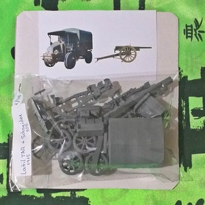 Puede incluir: Un kit de maquetas de plástico a escala 1/18 de un obús francés de 105 mm y un camión Lorrilard TAR + Schneider de 1915. El kit está en una bolsa de plástico transparente e incluye varias piezas.