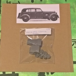 Könnte beinhalten: Ein Plastikmodellbausatz im Maßstab 1:72 einer Lancia 1941 Coloniale Atena. Der Bausatz befindet sich in einem durchsichtigen Plastikbeutel und enthält mehrere Teile des Autos.