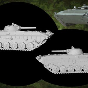 Puede incluir: Se muestran tres modelos de tanques sobre un fondo negro con un patrón de camuflaje verde. Los tanques son de color gris claro, con detalles visibles como torretas, orugas y cañones. Un tanque está posicionado en la parte superior y dos debajo.