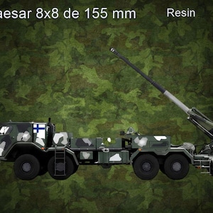 Op de afbeelding: Een model van een militair voertuig, de Nexter Caesar 8x8 de 155 mm, in een camouflagepatroon. Het model is gemaakt van hars en is schaal 1/72. De tekst "nexter caesar 8x8 de 155 mm Resin 1/72" is zichtbaar.
