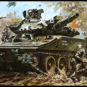 Puede incluir: Una pintura detallada de un tanque militar verde oliva en una zona boscosa, con un emblema de estrella blanca en el lateral, una gran torreta y soldados con equipo de combate cerca. La escena incluye marcas de texto en el casco del tanque.