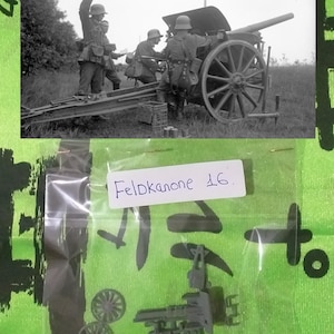 Puede incluir: Una bolsa de plástico que contiene una maqueta de un cañón de artillería alemán Feldkanone 16 de la Primera Guerra Mundial. La maqueta está hecha de plástico gris y tiene ruedas, un cañón y un afuste. La bolsa también incluye un pequeño trozo de papel con las palabras "Feldkanone 16" escritas en él.