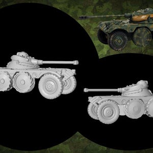 以下が含まれることがあります： 画像には、3つの戦車のおもちゃが写っています。2つは薄いグレーで、車両のデザインを示しています。3つ目の戦車は、緑、茶色、黄色で迷彩されています。すべての戦車には6つの車輪と長い銃身があります。