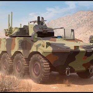 Può includere: Un veicolo militare blindato con un motivo mimetico marrone, verde e beige. Il veicolo ha più ruote, una torretta con un cannone montato e varie antenne. Lo sfondo mostra un paesaggio desertico con montagne.