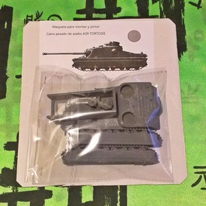 May include: A plastic model kit of a grey tank, the A39 Tortoise, in a clear plastic bag. The bag is on a white card with the text "Maqueta para montar y pintar Carro pesado de asalto A39 TORTOISE 1/72".