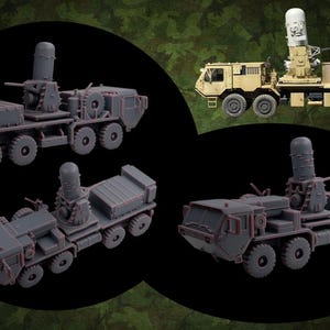 Peut inclure: Plusieurs véhicules militaires miniatures sont présentés sur fond noir. Les véhicules sont principalement gris et beige, avec des conceptions détaillées de camions avec des systèmes radar et des lanceurs de missiles montés. L'image est sur un fond vert foncé, de type camouflage.