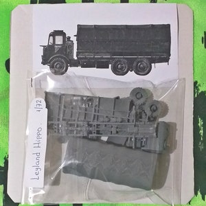 以下が含まれることがあります： 1/72スケールのLeyland Hippoトラックの模型キット。パッケージにはトラックの白黒画像が描かれています。キットには、未組み立てのグレーのプラスチック部品とタープのようなものが入っています。