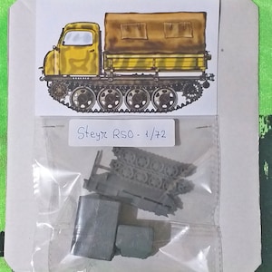 Puede incluir: Un kit de maqueta de plástico gris de un Steyr RSO, un vehículo militar de orugas, a escala 1/72. El kit incluye varias piezas, incluyendo el chasis, las orugas y una caja de carga cubierta de lona. El kit está empaquetado en una bolsa de plástico transparente con una etiqueta de cartón blanco que dice "Steyr RSO - 1/72".