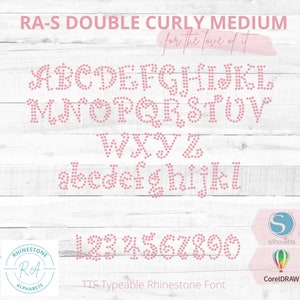 Könnte beinhalten: Ein pinkfarbenes Strass-Schriftalphabet mit Groß- und Kleinbuchstaben sowie Zahlen. Die Schriftart heißt "RA-S Double Curly Medium" und wird als "Tippbare Strass-Schrift" beschrieben.