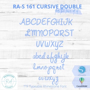 Könnte beinhalten: Ein blaues Strass-Schriftalphabet im Kursiv-Stil. Die Buchstaben sind blau umrandet und mit weißen Strasssteinen gefüllt. Die Schriftart heißt "RA-S 161 Cursive Double" und wird als "TTF Typeable Rhinestone Font" bezeichnet.