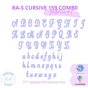 Könnte beinhalten: Ein digitales Schriftdesign zum Erstellen von Buchstaben aus Strasssteinen. Die Schriftart ist kursiv und umfasst Groß- und Kleinbuchstaben. Die Schriftart heißt "RA-S Cursive 159, Combo" und wird als "TTF Typeable Rhinestone Font" bezeichnet.