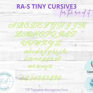 Könnte beinhalten: Ein grünes kursives Schriftalphabet mit dem Text "RA-S TINY CURSIVE3 for the we of it" auf einem weißen Holzgrund. Die Schriftart ist im TTF-Format verfügbar und kann getippt werden. Das Bild enthält auch Logos für CorelDRAW und Silhouette.