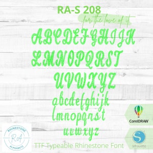 Könnte beinhalten: Grüne Strass-Schriftalphabetbuchstaben in Groß- und Kleinschreibung. Die Schriftart heißt "RA-S 208 for the love of it". Der Text "TTF Typeable Rhinestone Font" ist ebenfalls im Bild enthalten.