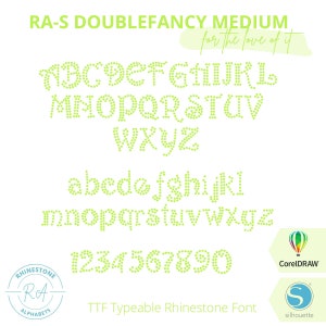 Könnte beinhalten: Ein Alphabet in Groß- und Kleinbuchstaben, Zahlen von 1 bis 9 und 0, bestehend aus grünen Strasssteinen. Die Schriftart heißt "RA-S Doublefancy Medium" und wird als "TTF Typeable Rhinestone Font" bezeichnet. Der Text "for the love of it" ist in einer kursiven Schriftart über dem Alphabet geschrieben. Das Bild enthält auch Logos für CorelDRAW und Silhouette.
