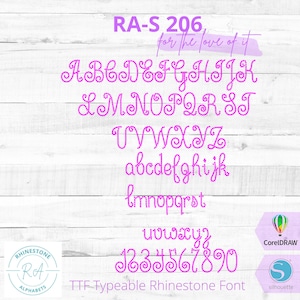 Könnte beinhalten: Ein pinkfarbenes Strass-Schriftalphabet mit Groß- und Kleinbuchstaben, Zahlen und dem Text "RA-S 206, for the love of it" und "TTF Typeable Rhinestone Font".