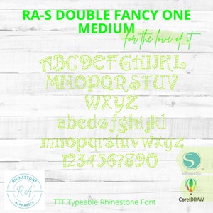 Könnte beinhalten: Ein grünes Strass-Schriftalphabet-Set mit Groß- und Kleinbuchstaben sowie Zahlen. Die Schriftart heißt "RA-S Double Fancy One Medium" und wird als "Typeable Rhinestone Font" bezeichnet.