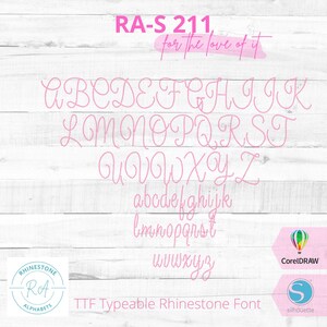 Könnte beinhalten: Ein Alphabet in Groß- und Kleinbuchstaben mit einer pinkfarbenen Strassschrift. Die Schriftart heißt "RA-S 211, for the love of it". Die Schriftart ist im TTF-Format verfügbar und kann getippt werden. Das Bild enthält auch Logos für CorelDRAW und Silhouette.