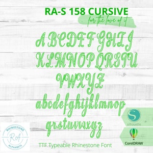 Puede incluir: Fuente de alfabeto de strass verde en estilo cursivo. La fuente se llama "RA-S 158 Cursive" y el texto "for the love of it" también está incluido. La fuente está disponible en formato TTF y es tecleable. La imagen también incluye logotipos de Silhouette y CorelDRAW.