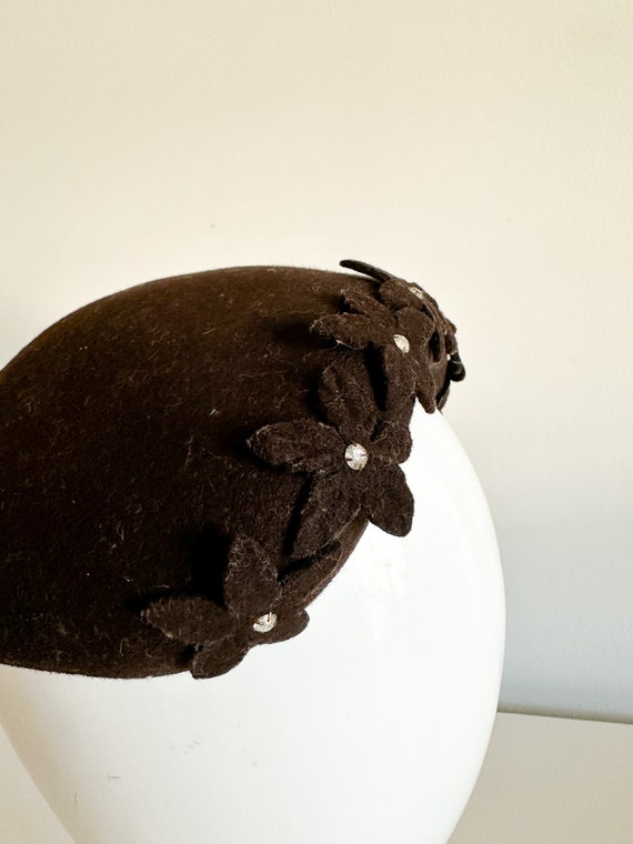 1940s Merrimac Brown Felt Fascinator with Floral … - image 2