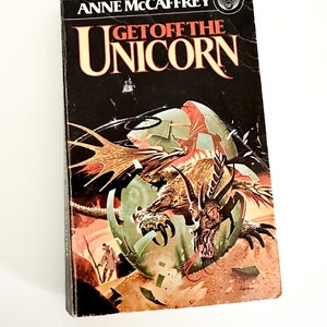Get Off The Unicorn autorstwa Anne McCaffrey | Książka w miękkiej oprawie SCIFI Vintage | Nowele SCIFI