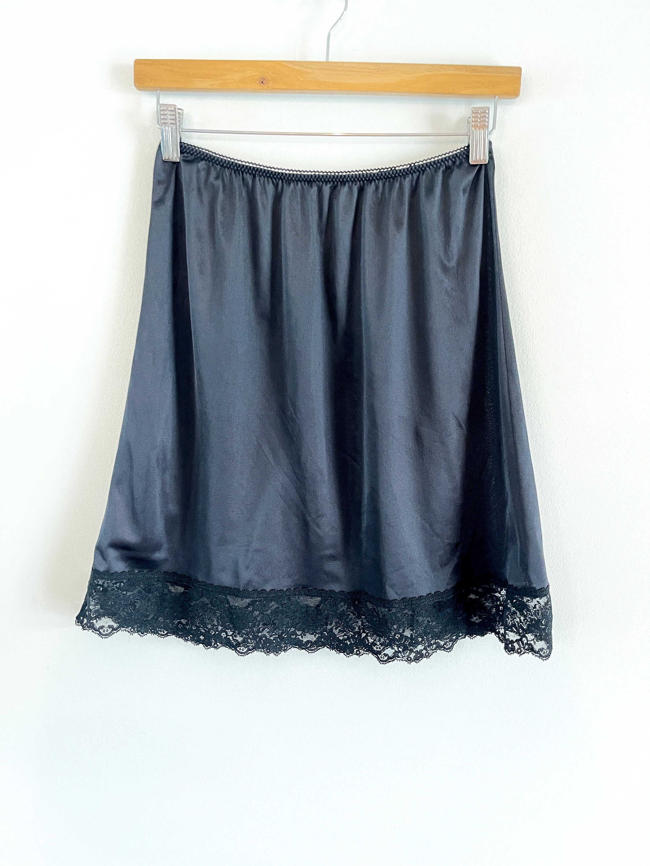 DESIGN - Jupe mi-longue en satin à empiècements en dentelle