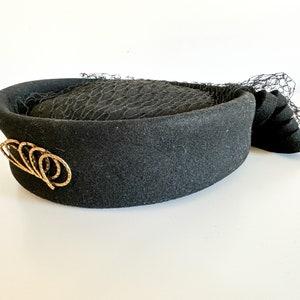 1950er Jahre schwarzer Wollpelz-Finish Fascinator mit Gold, Schleife und Schleier Detail| Verschleierter Fascnitor | Vintage Hut
