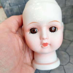 Vintage porseleinen porseleinen porseleinen poppenhoofd: bruine glazen ogen, griezelig halloweendecor