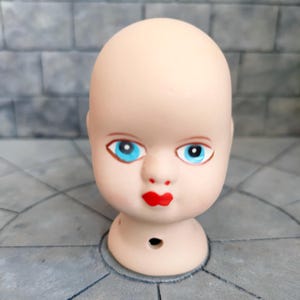 Vintage porseleinen poppenhoofd – handgeschilderd, blauwe ogen, rode lippen