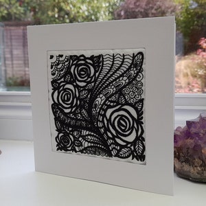 Roses noires travaillées - broderies complexes sur satin blanc rembourré - carte de voeux
