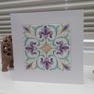 Fleur d'iris géométrique - broderie complexe sur satin blanc rembourré - carte de voeux