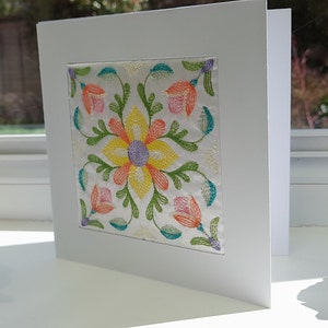 Carré fleuri - Broderie complexe sur du feutre - Carte de voeux
